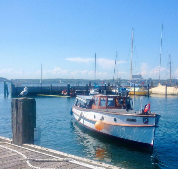 Das Verkehrsboot Kuddel der RK Marine Kiel beim Anlegemanöver im Hafen Mönkeberg nahe dem Heimathafen Kiel.