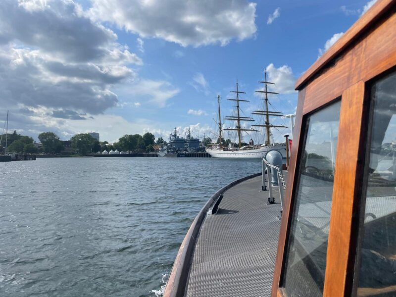 Blick aus dem Führerstand des Verkehrsboots der Rk Marine Kiel auf der Kieler Förde während der Kieler Woche 2025